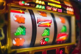Tampilan meja Lightning Roulette panen138 dengan nomor bertanda kilatan dan dealer asli